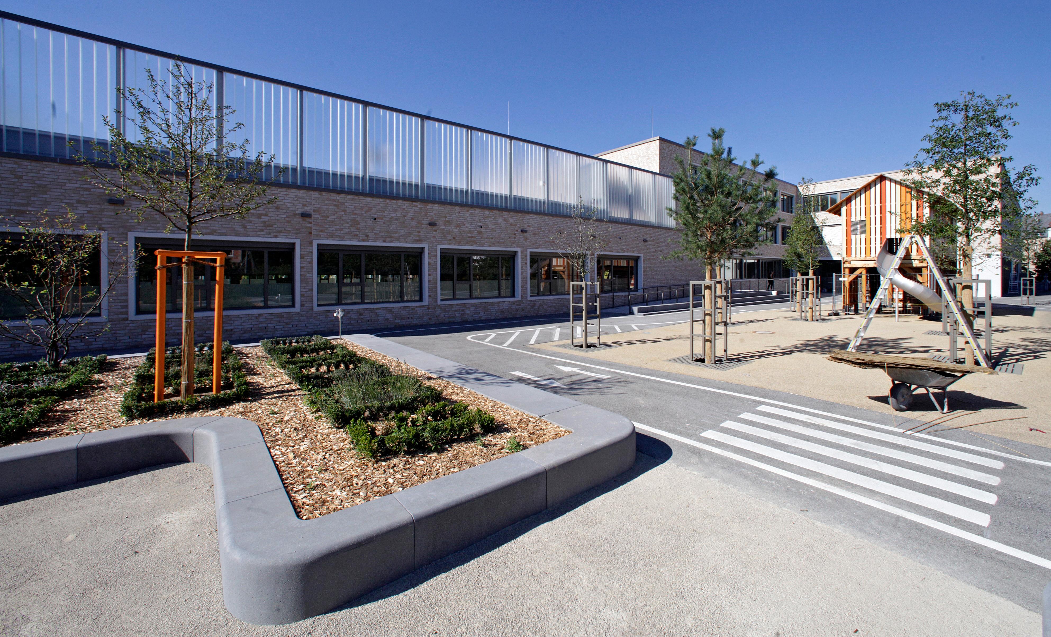 Die Michael-Ende-Schule in St. Leonhard ist eine Grundschule, in der in altersgemischten Gruppen im offenen Klassenverband gelernt wird. Sie macht spezielle Angebote für hochbegabte Kinder und unterrichtet auch in Deutschförderklassen. Zur Homepage der Michael-Ende-Schule.