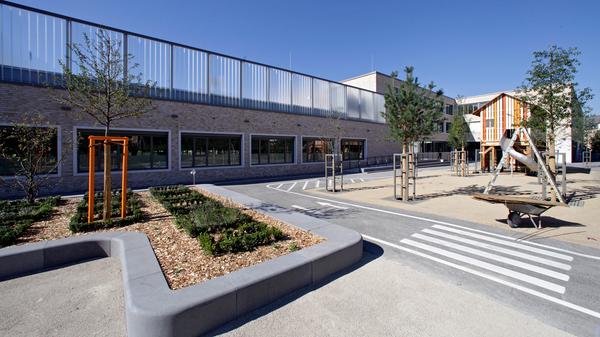 Die Michael-Ende-Schule in St. Leonhard ist eine Grundschule, in der in altersgemischten Gruppen im offenen Klassenverband gelernt wird. Sie macht spezielle Angebote für hochbegabte Kinder und unterrichtet auch in Deutschförderklassen. Zur Homepage der Michael-Ende-Schule.