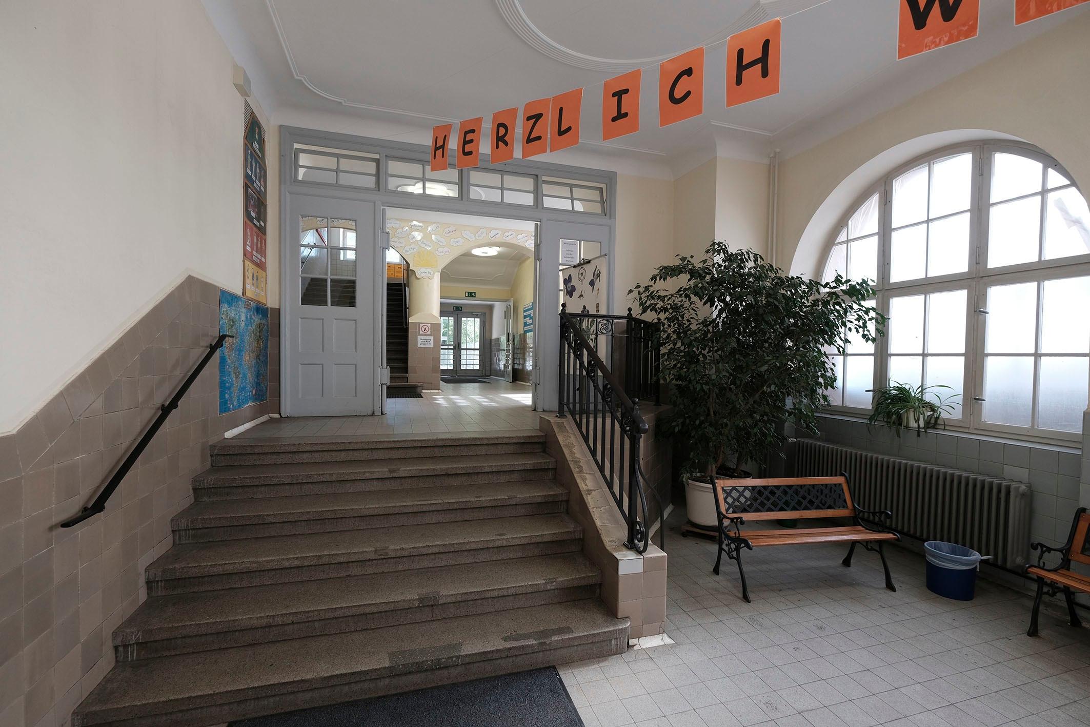 Die Grundschule Paniersplatz trägt den Namen des Altstadt-Platzes, an dem sie vor über 100 Jahren erbaut wurde. Unterrichtet wird in zwölf Klassen, darunter zwei jahrgangskombinierte Eingangsklassen und vier multinationale Übergangsklassen der Jahrgangsstufen 1-4. "Bewegung macht schlau" heißt das Motto im Sportschwerpunkt, den sich die Schule 2008 gegeben hat. Zur Schul-Homepage.