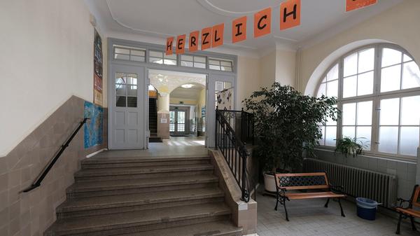 Die Grundschule Paniersplatz trägt den Namen des Altstadt-Platzes, an dem sie vor über 100 Jahren erbaut wurde. Unterrichtet wird in zwölf Klassen, darunter zwei jahrgangskombinierte Eingangsklassen und vier multinationale Übergangsklassen der Jahrgangsstufen 1-4. "Bewegung macht schlau" heißt das Motto im Sportschwerpunkt, den sich die Schule 2008 gegeben hat. Zur Schul-Homepage.