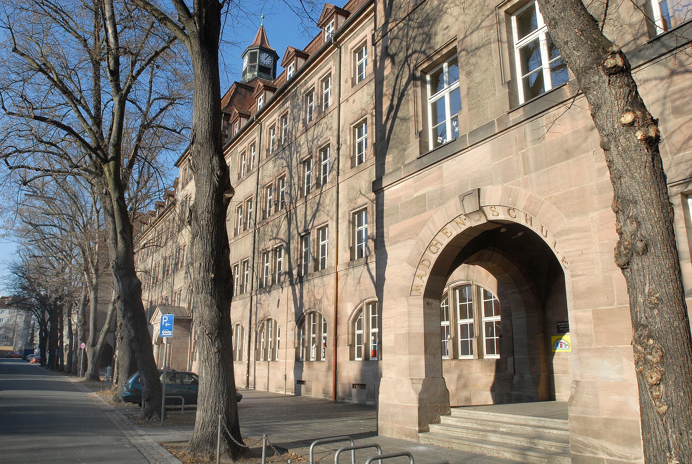 Die Reutersbrunnenschule ist eine Grundschule mit ca. 430 Schülerinnen und Schülern in fünfzügigen Jahrgangsstufen. Die sprachliche Integration und Erziehung mit intensiver Elternarbeit bildet einen großen Schwerpunkt der schulischen Arbeit. Zur Schul-Homepage.