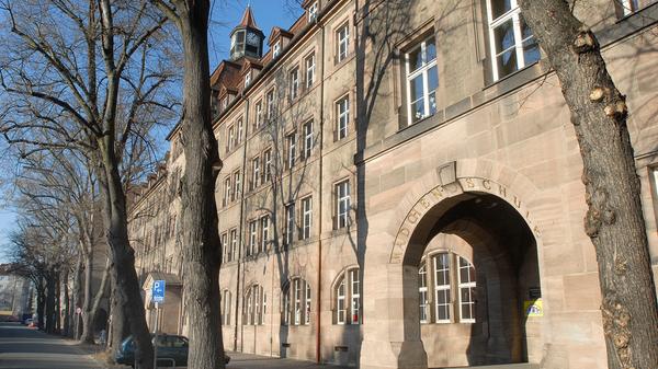 Die Reutersbrunnenschule ist eine Grundschule mit ca. 430 Schülerinnen und Schülern in fünfzügigen Jahrgangsstufen. Die sprachliche Integration und Erziehung mit intensiver Elternarbeit bildet einen großen Schwerpunkt der schulischen Arbeit. Zur Schul-Homepage.