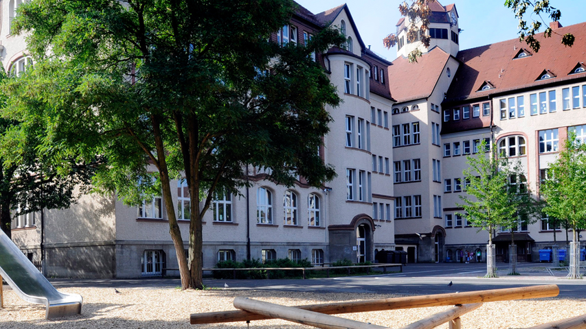 Die Scharrerschule ist eine Grund- und Mittelschule, die im Stadtteil Gleißhammer/St. Peter liegt. Die Grundschule bietet Ganztagesklassen an und kooperiert eng mit Einrichtungen im Stadtteil und den Kindergärten. Zur Schul-Homepage .