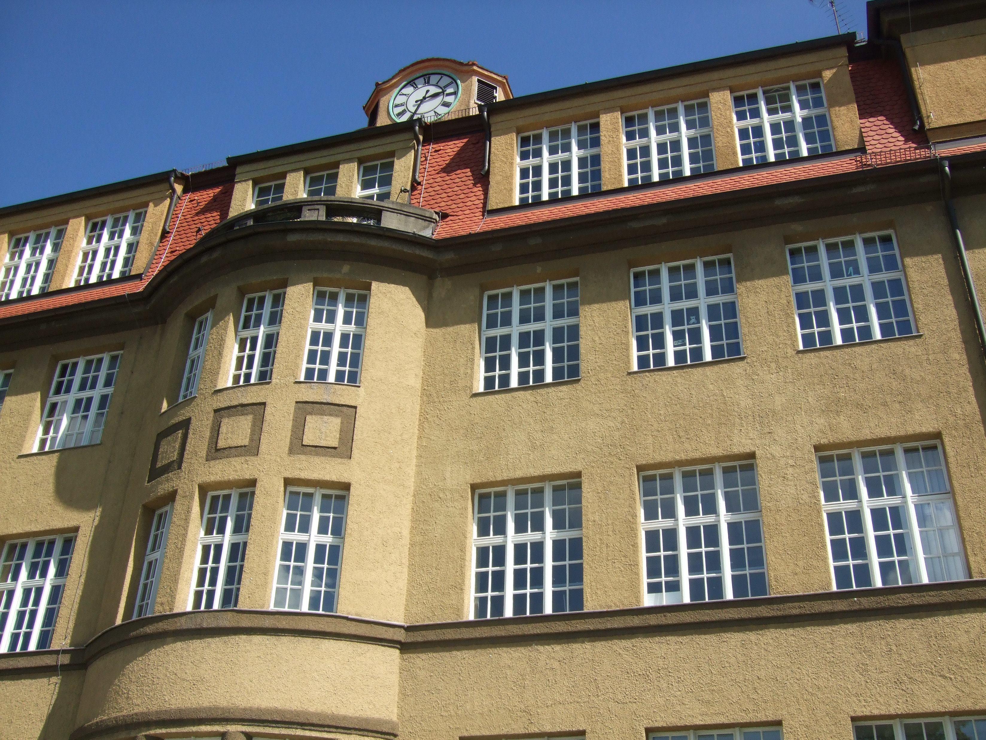 Die Sperberschule in der Nürnberger Südstadt ist eine Grund- und Mittelschule. Das Schulhaus ist ein typischer "Schulpalast", der 1914 erbaut wurde, als Nürnberg stark wuchs. Im Mittelpunkt steht die Sozialkompetenz der etwa 850 Schüler und Schülerinnen der 40 Grund- und Mittelschulklassen. Zur Schul-Homepage.
