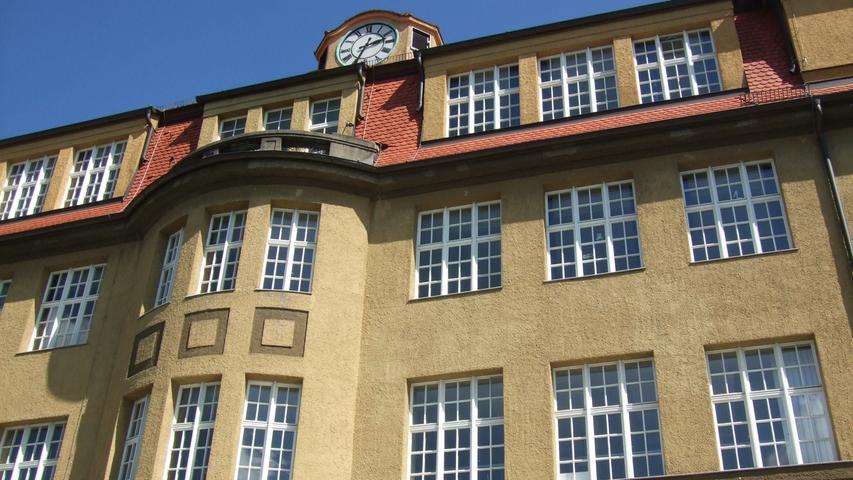 Die Sperberschule in der Nürnberger Südstadt ist eine Grund- und Mittelschule. Das Schulhaus ist ein typischer "Schulpalast", der 1914 erbaut wurde, als Nürnberg stark wuchs. Im Mittelpunkt steht die Sozialkompetenz der etwa 850 Schüler und Schülerinnen der 40 Grund- und Mittelschulklassen. Zur Schul-Homepage .