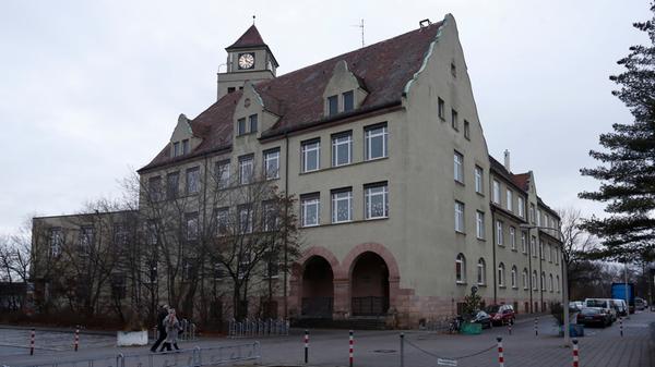 Die Grund- und Mittelschule an der Thusneldastraße in Mögeldorf blickt auf eine über 100-jährige Geschichte zurück. Zur Schul-Homepage.
