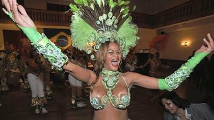 Heiße Samba-Nacht in wärmenden Jacken Heiße Samba-Nacht in wärmenden Jacken