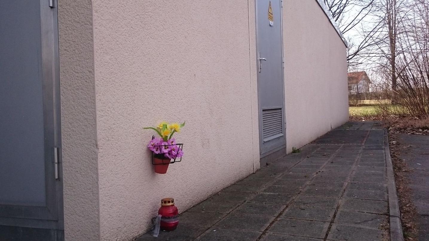 Am Trafohaus im Schwabacher Stadtteil Vogelherd stehen Blumen und eine Kerze im Gedenken an den Verstorbenen.