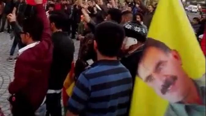 Am Montagabend versammelten sich Menschen auf dem Plärrer in Nürnberg, um "Newroz" zu feiern.