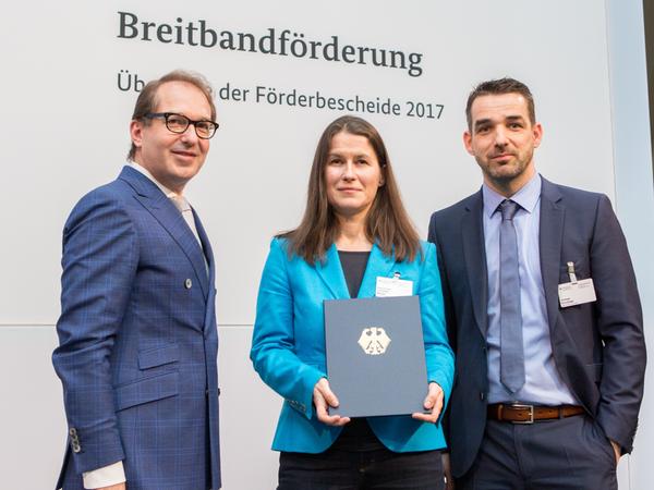 Von links: Bundesverkehrsminister Alexander Dobrindt, Bürgermeisterin Christiane Meyer, Breitbandpate Andreas Kirchner.