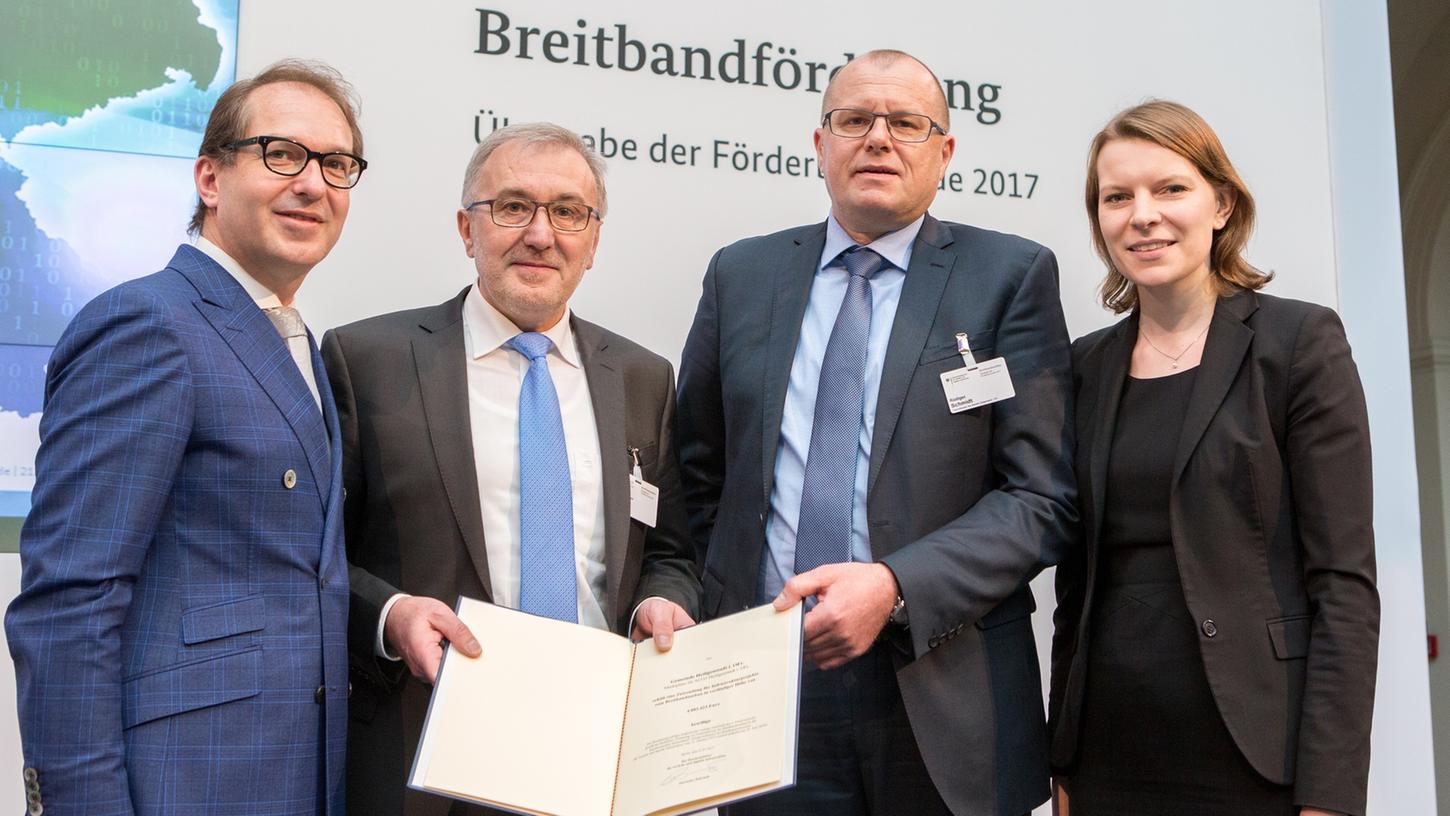 Gemeinsam mit Erstem Bürgermeister Helmut Krämer und Rüdiger Schmidt vom Markt Heiligenstadt freut sich die Bundestagsabgeordnete Emmi Zeulner über den hohen Zuschuss aus dem Breitbandförderprogramm.