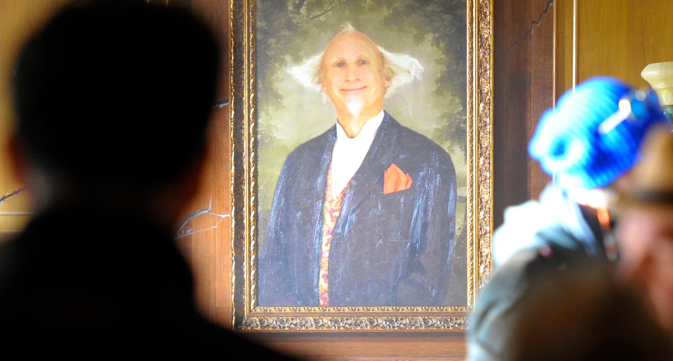 Die Filmkulisse zeigt im Hintergrund ein Portrait von Schulgründer Otto Leonhard (Otto Waalkes), der im ersten Film "Hilfe, ich hab meine Lehrerin geschrumpft" eine entscheidende Rolle spielte.