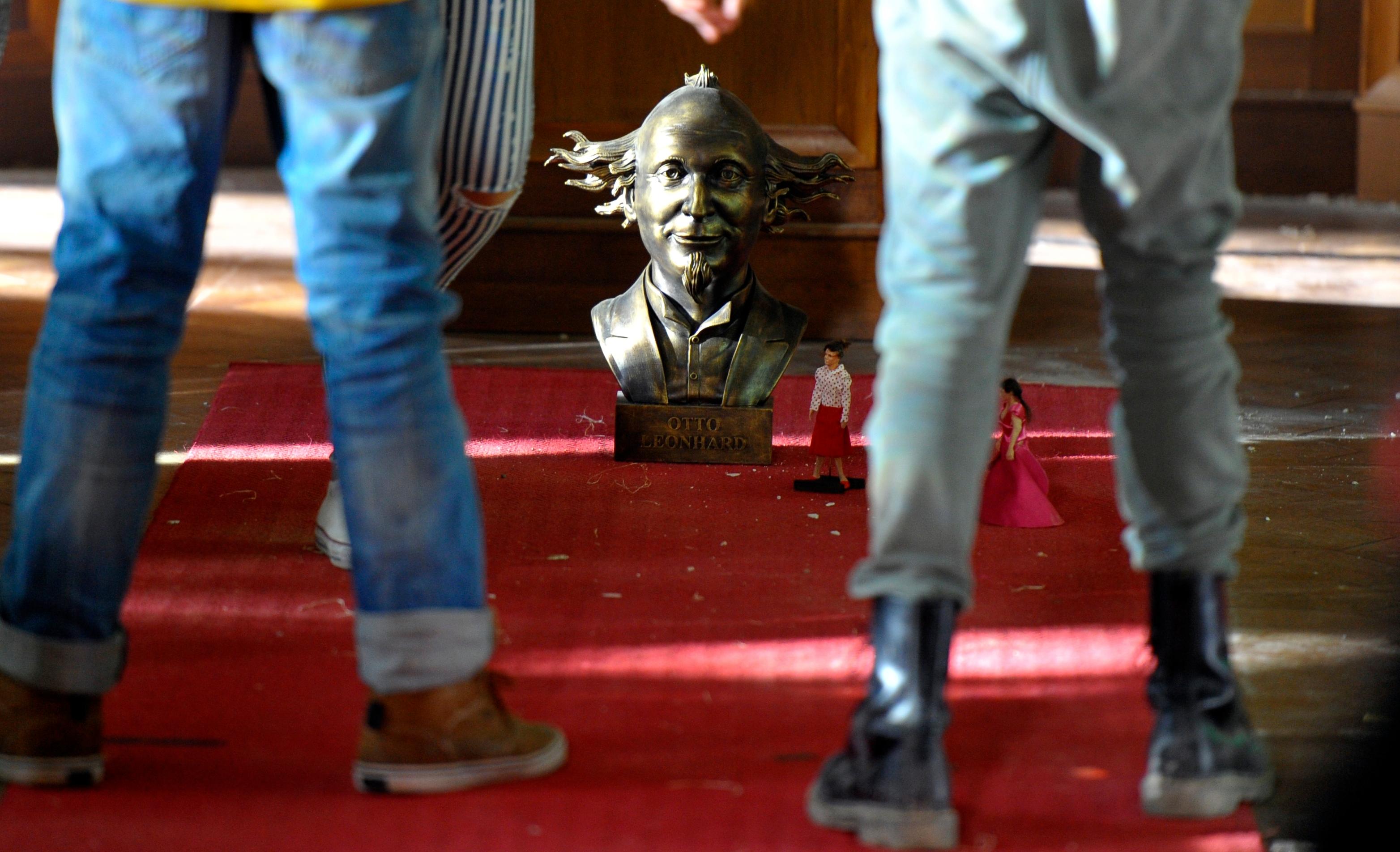 Während mit den "normal" großen Schauspielern gedreht wird, werden die geschrumpften Figuren am Set mit kleinen Figuren dargestellt.