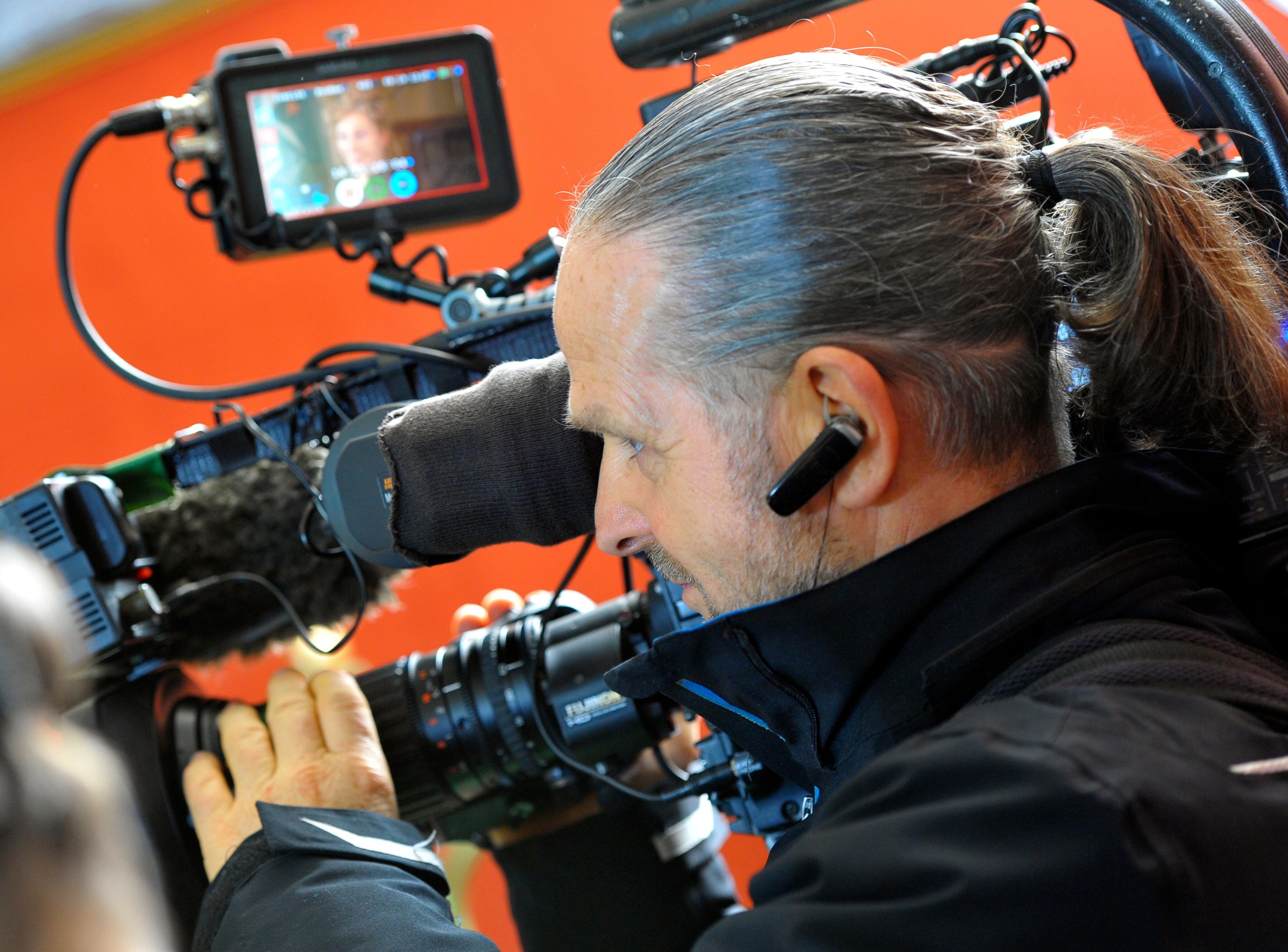 Von allen Seiten wird gefilmt und fotografiert - nicht nur von Kameraleuten, sondern auch von Reportern.