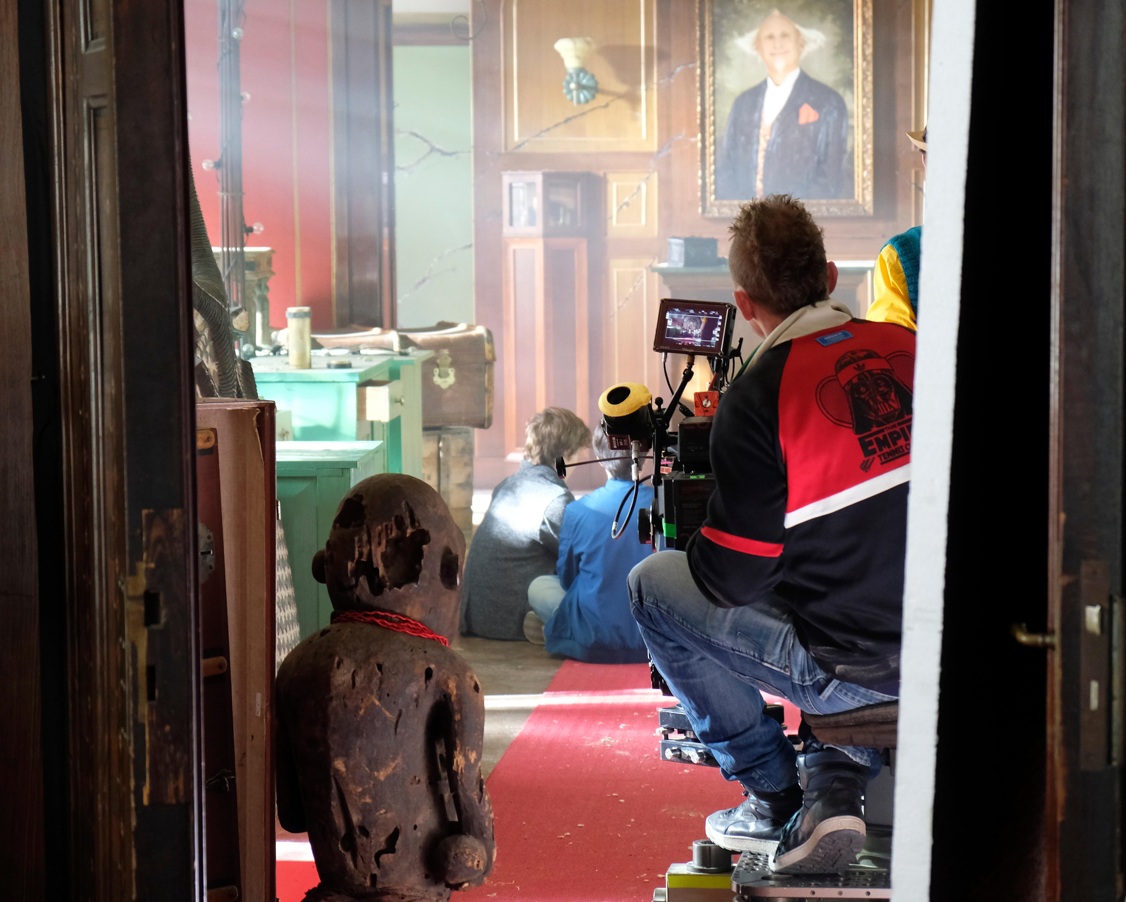 Blick hinter die Kulissen: Am Filmset sitzen die Schauspieler zwischen zwei Szenen zusammen.