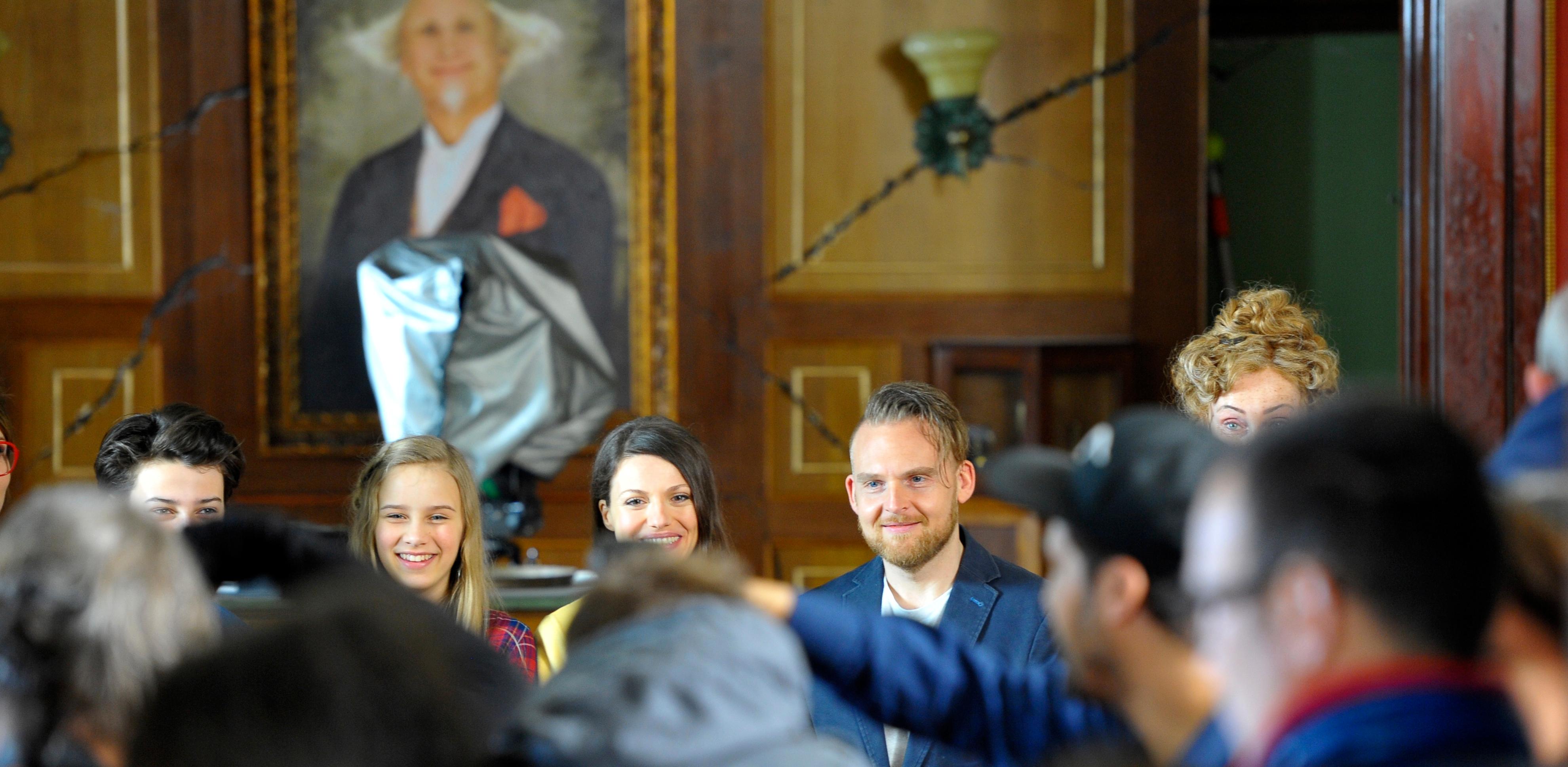 Posieren für die Kamera: Die Schauspieler haben sich zum Gruppenfoto aufgestellt.