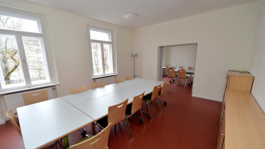 Für Besprechungen können Gruppen dieses Zimmer nutzen.