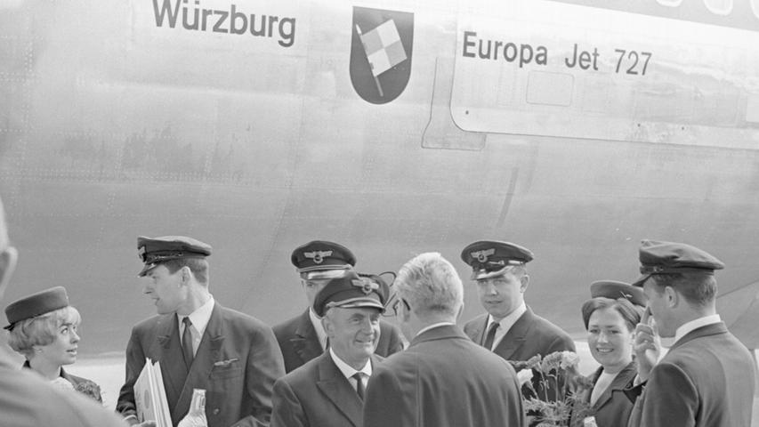 Die Boeing 727 steckt ihre 'Nase' in die Halle, während Würzburgs Oberbürgermeister (zwischen den Loorbeerbäumen) spricht. Das Lufthansa-Personal ist zum festlichen Taufakt 'angetreten'. Hier geht es zum Artikel vom 27. März 1967: Sekt auf die Nase des Täuflings