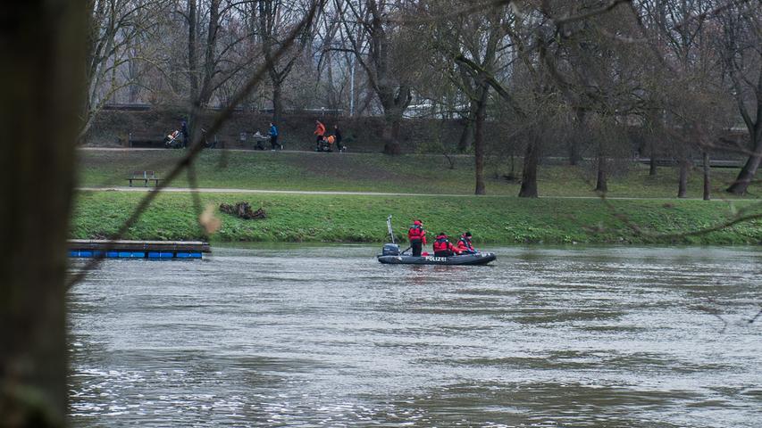 Suche nach Malina K.: Polizei sucht Donau mit einem Boot ab