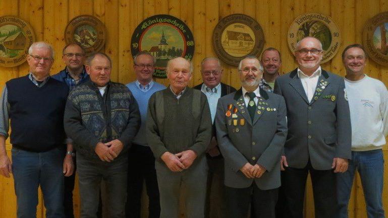 Die Ehrungen der langjährigen Mitglieder Hans Schemm, Siegfried Zehelein, Georg Kareth, Adrian Betz, Hans Zehelein, Fritz Achtelstetter, Heinz Thürauf, Günther Kellermann nahmen Erster Vorstand Richard Herbolzheimer und sein Stellvertreter Harald Heinlein (v. l.) vor. Die Ehrungen der langjährigen Mitglieder Hans Schemm, Siegfried Zehelein, Georg Kareth, Adrian Betz, Hans Zehelein, Fritz Achtelstetter, Heinz Thürauf, Günther Kellermann nahmen Erster Vorstand Richard Herbolzheimer und sein Stellvertreter Harald Heinlein (v. l.) vor.