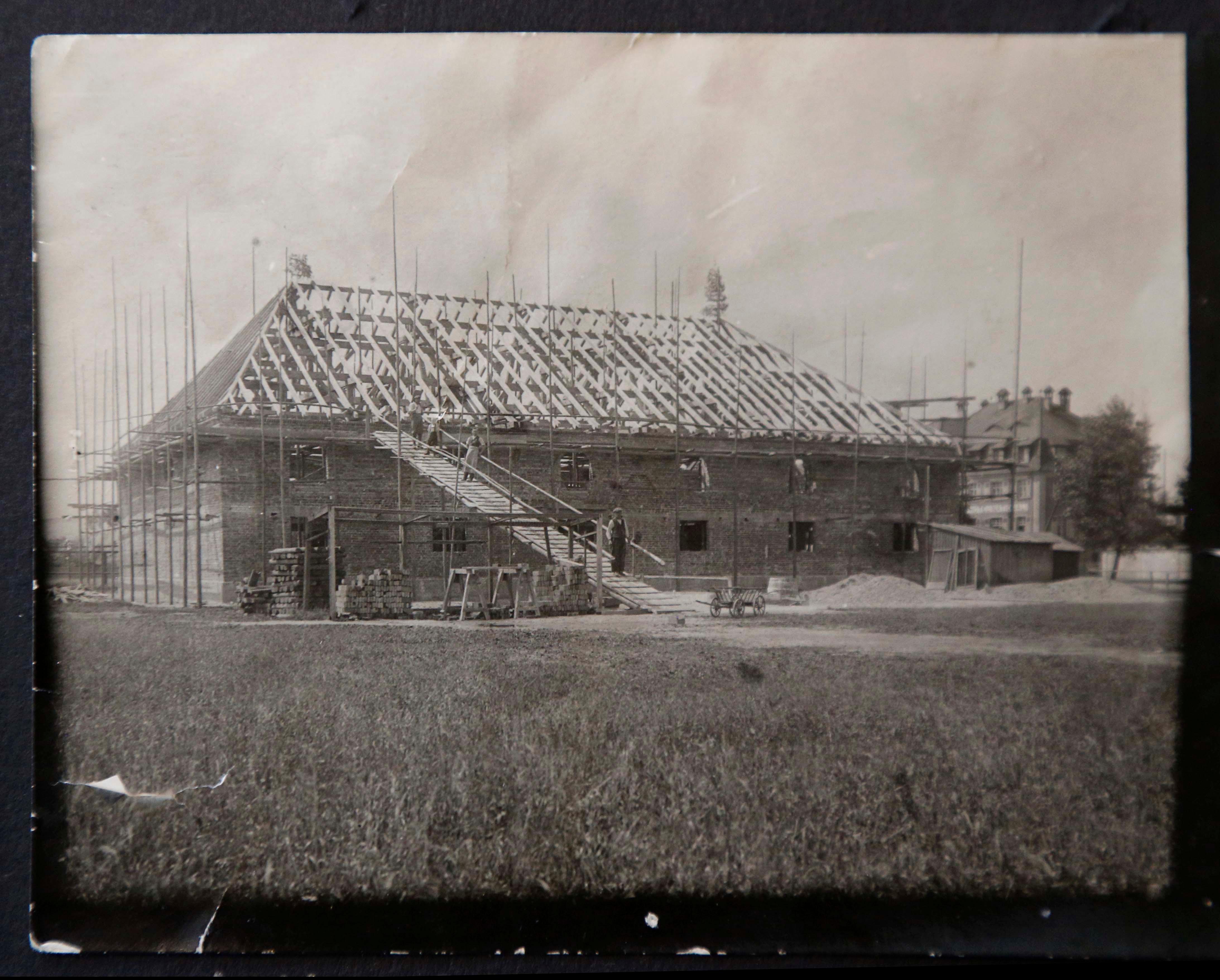 Die Jahn-Baustelle im Jahr 1926: Zahlreiche Vereinsmitglieder halfen ehrenamtlich auf der Baustelle mit.