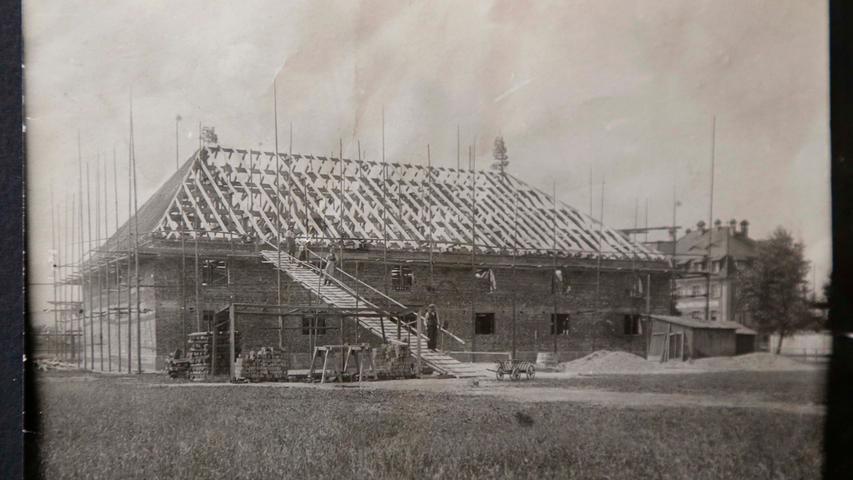 Die Jahn-Baustelle im Jahr 1926: Zahlreiche Vereinsmitglieder halfen ehrenamtlich auf der Baustelle mit.