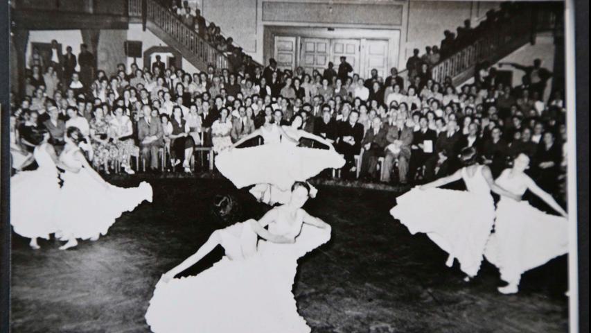 Tanzen in der Turnhalle - und wie stilvoll: Ein Schnappschuss vom Festball des Gymnasiums in der 1950er Jahren.
