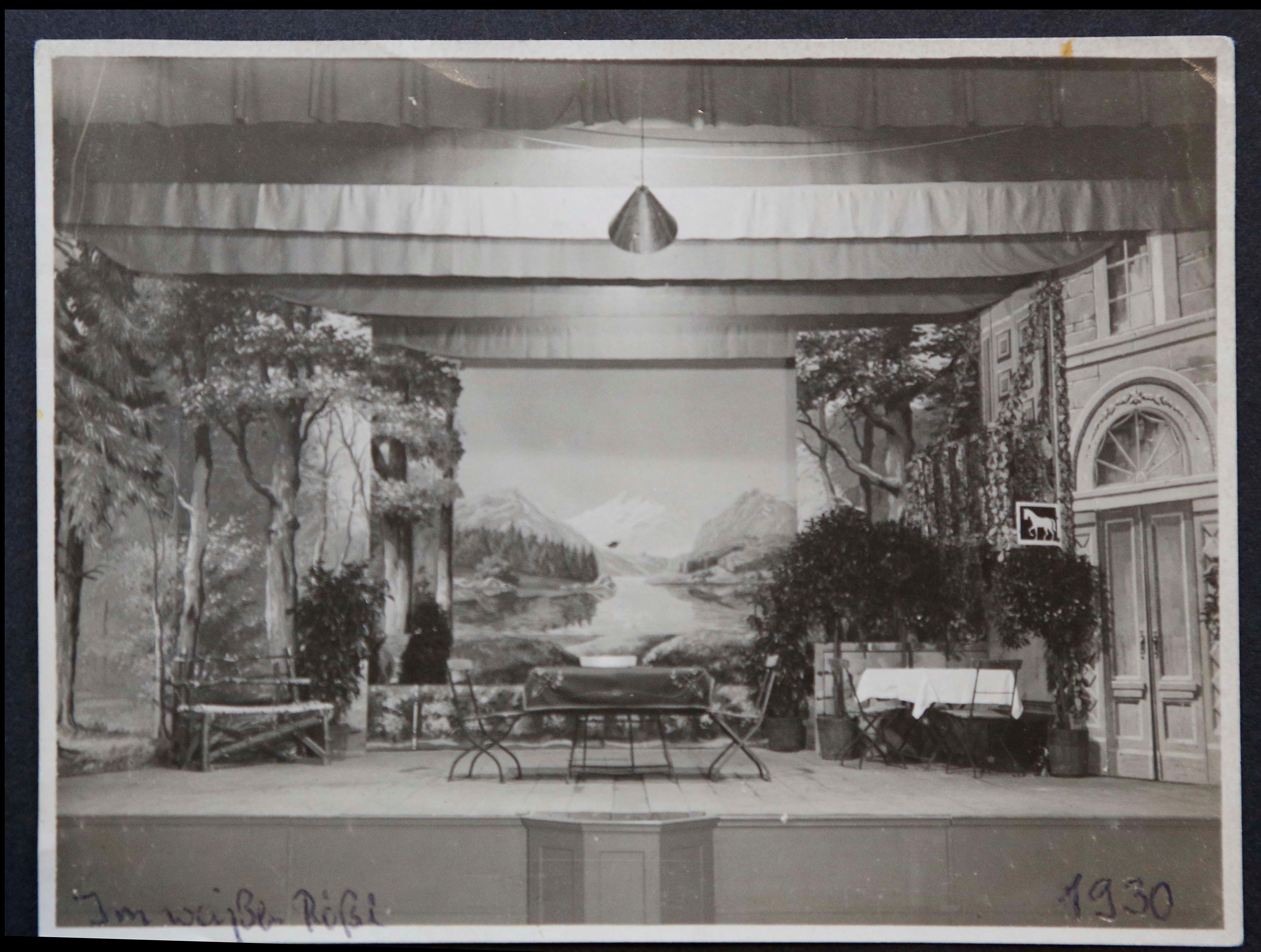 Auch Theaterstücke wurden aufgeführt: Hier das Bühnenbild zu dem Stück "Im weißen Rößl" aus dem Jahr 1930.