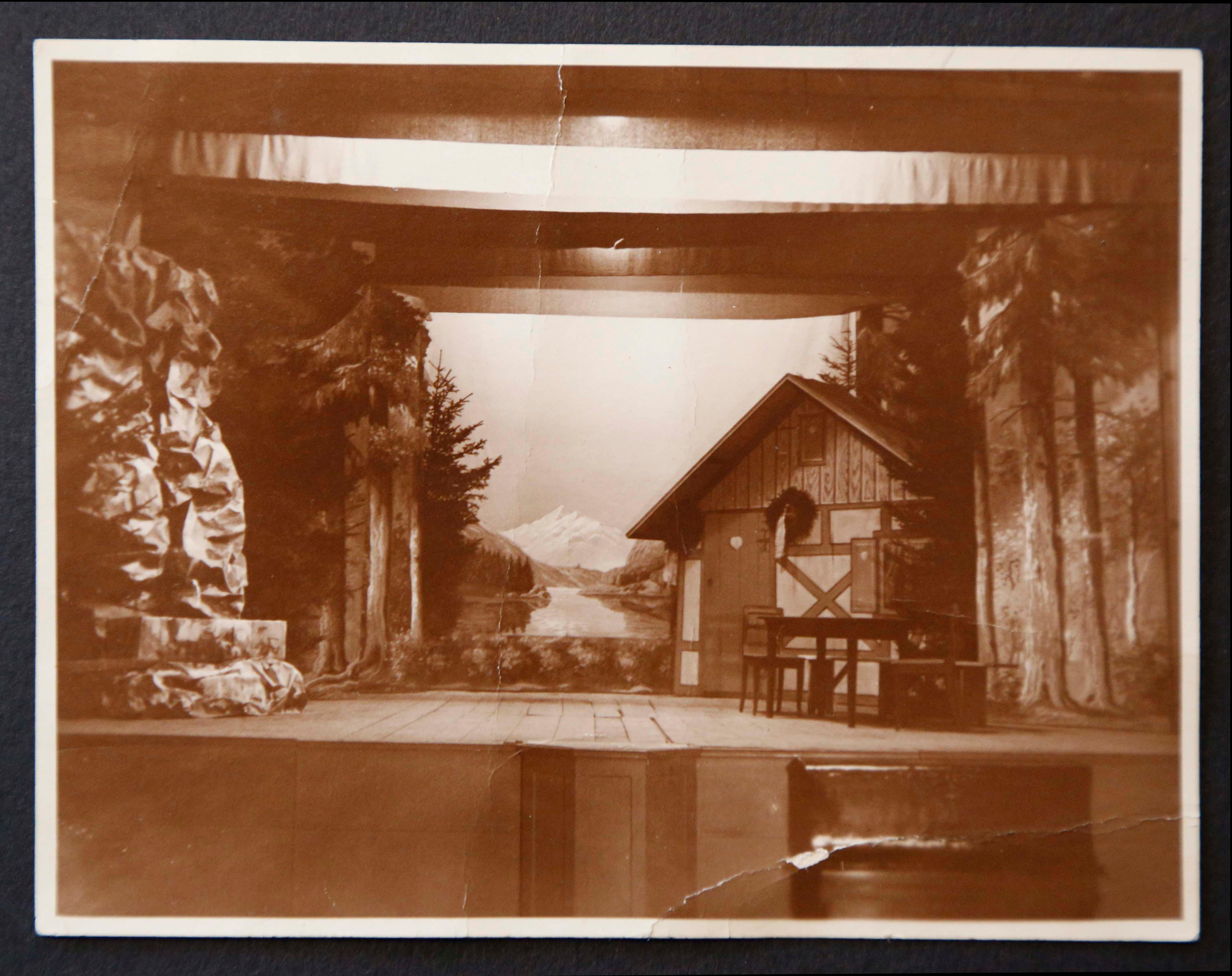 Schwarzwald-Idylle auf diesem Bühnenbild aus dem Jahr 1936.