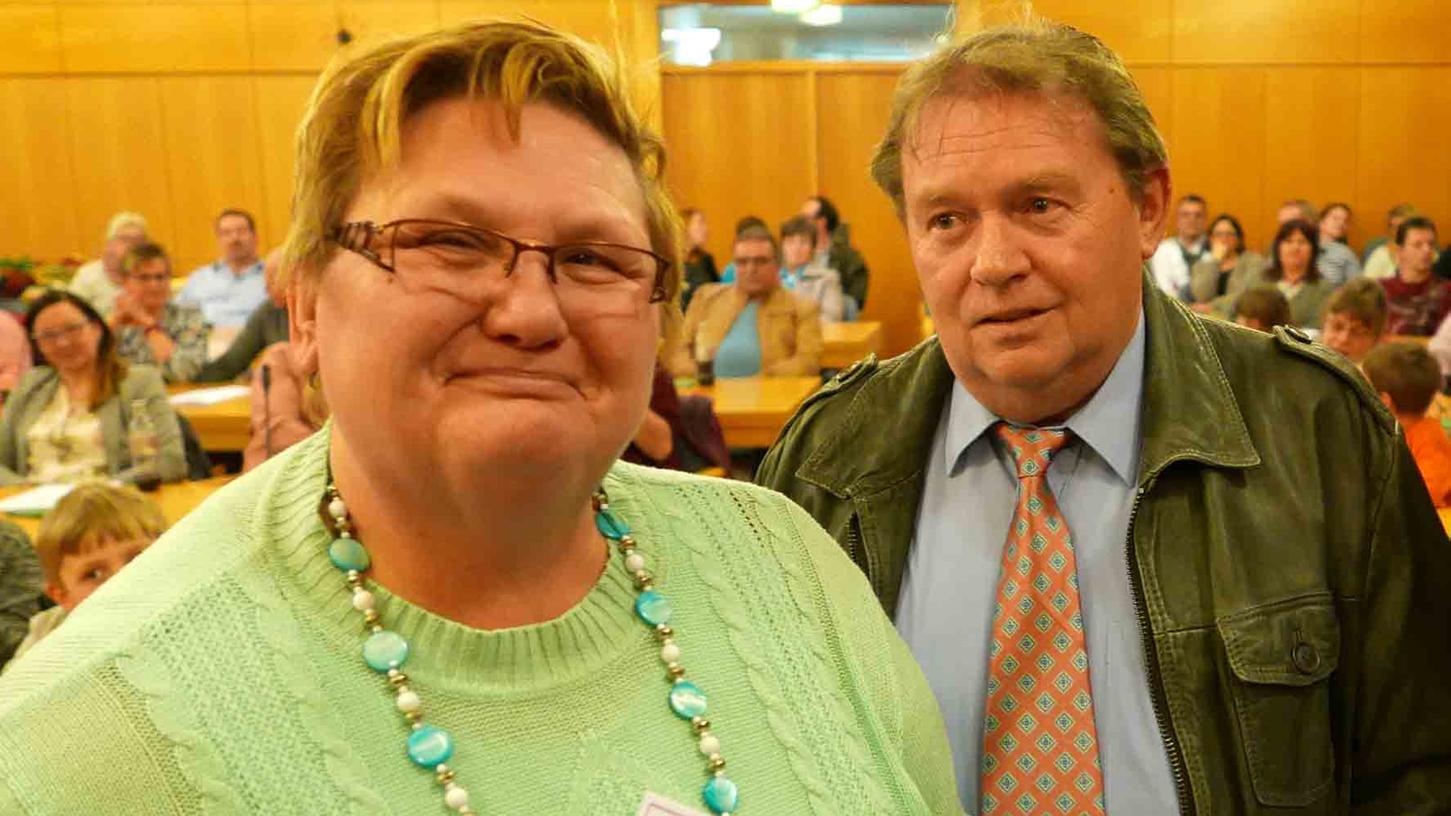 In über 30 Jahren haben Elke und Karlheinz Wirth 13 Pflegekindern ein Zuhause gegeben. Dafür erfuhren sie „höchsten Respekt und Anerkennung“ des Landkreises. In über 30 Jahren haben Elke und Karlheinz Wirth 13 Pflegekindern ein Zuhause gegeben. Dafür erfuhren sie „höchsten Respekt und Anerkennung“ des Landkreises.