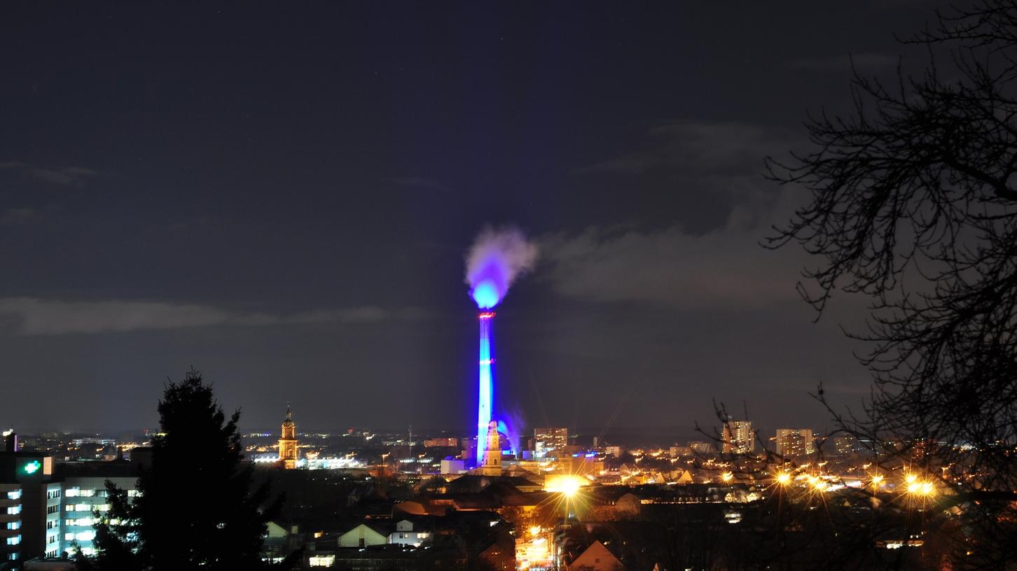 Immer wieder neue Farben: Der Stadtwerke-Turm in Erlangen leuchtet normalerweise jede Nacht.