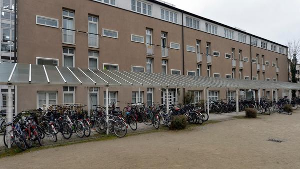 ... dass Erlangen bei den Mietpreisen unter den "Top 10" der teuersten Städte in Deutschland liegt? 402 Euro muss man durchschnittlich für ein WG-Zimmer bezahlen. Selbst Berlin, mit 363 Euro, ist günstiger. (Stand Juli 2018)