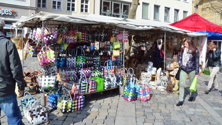 Handwerkskunst und bunte Blumen auf Bambergs Mitfastenmarkt