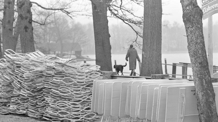 Während die Gastwirte die Gartenmöbel schon bereitgestellt haben, hüllen sich die Spaziergänger noch in Winterkleidung. Unser Bild zeigt ein Frühlings-Winter-Idyll am Dutzendteich. Hier geht es zum Artikel vom 24. März 1967: Kein Frühling in Sicht