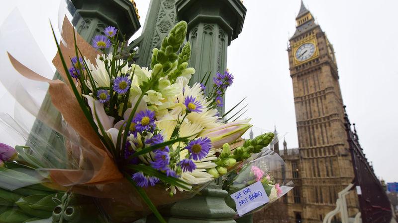 Blumen liegen auf der Westminster-Brücke in London: Bei einem Terroranschlag auf der Westminster-Brücke und am Parlament im Herzen Londons hat vor zwei Tagen ein Angreifer mindestens vier Menschen getötet und rund 40 weitere teils schwer verletzt.
