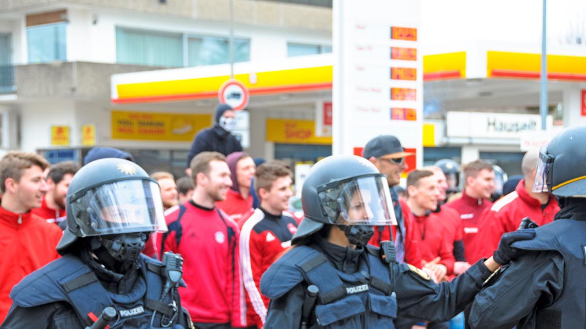 Schon vor gut drei Jahren hat die Bereitschaftspolizei einen Einsatz mit "Fußballfans" in Treuchtlingen geübt.