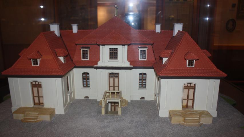 Ein Bild des früheren Jagdschlosses des Wilden Markgrafen Carl Wilhelm Friedrich von Brandenburg-Ansbach kann man sich mit Hilfe dieses Modells machen, das in der Werkstatt des Therapiezentrums Schloss Cronheim entstand.