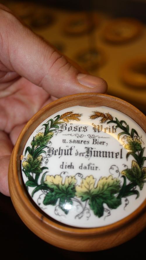 Der Naturheilkundler Johann Reichardt sammelte auch leidenschaftliche Bierkrugdeckel. Die vielen Motive zeugen von teilweise deftigem, volkstümlichen Humor.