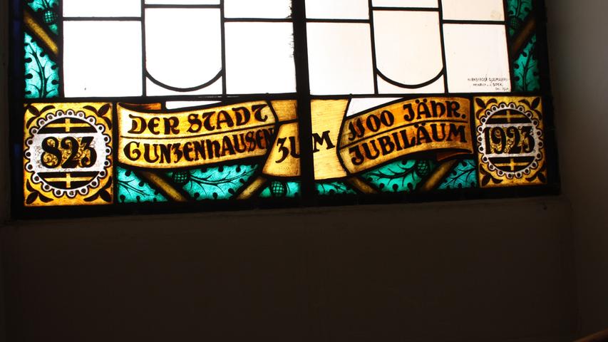 Zum 1100-jährigen Jubiläum der Stadt Gunzenhausen, die 823 erstmals urkundlich erwähnt wurde, fertigte ein Nürnberger Künstler dieses Glasfenster an, das ursprünglich im Sitzungssaal des alten Rathauses hing und nach dessen Umbau zum Museum das Treppenhaus schmückt.