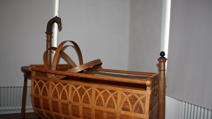 In diesem Bettchen wurde um 1830 ein Kindlein in den Schlaf gewiegt.
