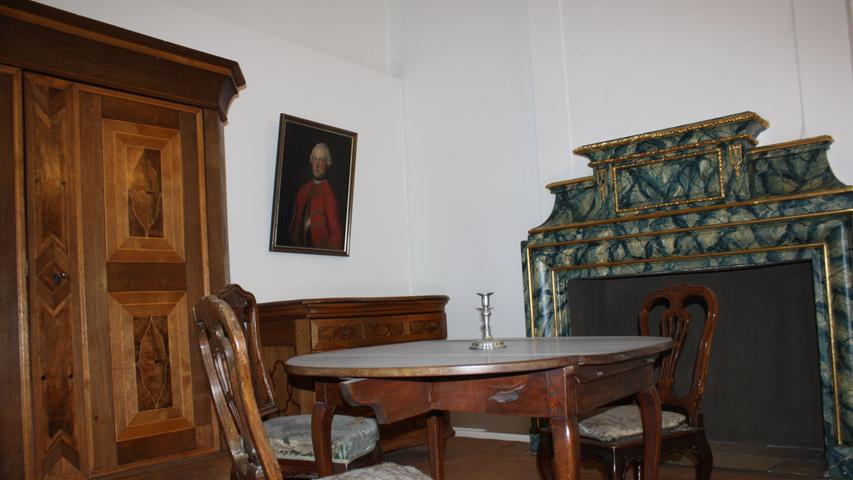 Eine barocke Stube mit Prunkkamin. Der hatte bereits im ehemaligen Adelspalais von Zocha seinen Platz, überlebte dessen Umbau zum Rathaus und wurde später in die Ausstellung des Stadtmuseums integriert.