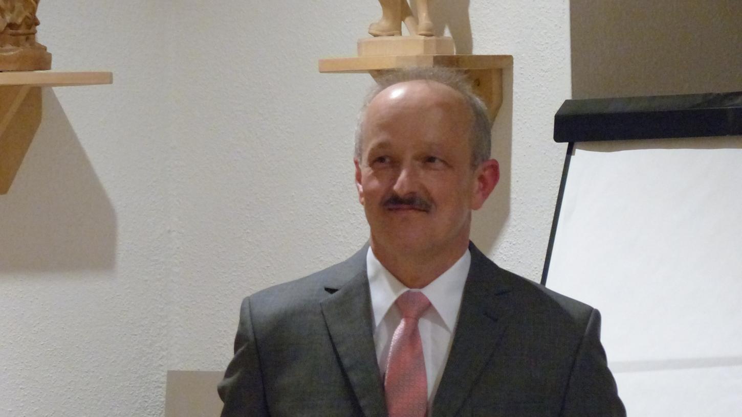 Klaus Böhm aus Georgensgmünd kann sich über das Ehrenzeichen des Bayerischen Ministerpräsidenten freuen.