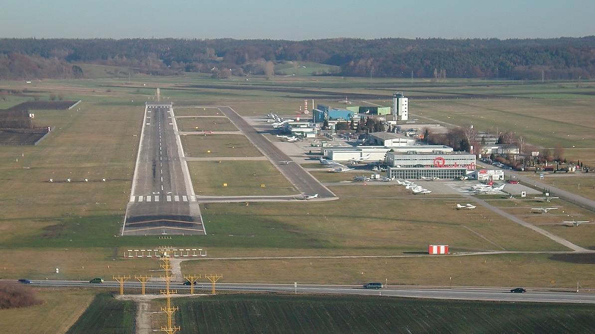Ein Pilot hat am Flughafen Augsburg versehentlich sein Fahrwerk eingefahren, als er gerade landete.