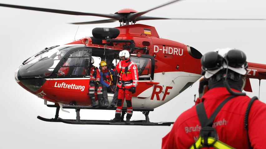 Windentraining mit Hubschrauber: Einsatzkräfte üben für den Notfall