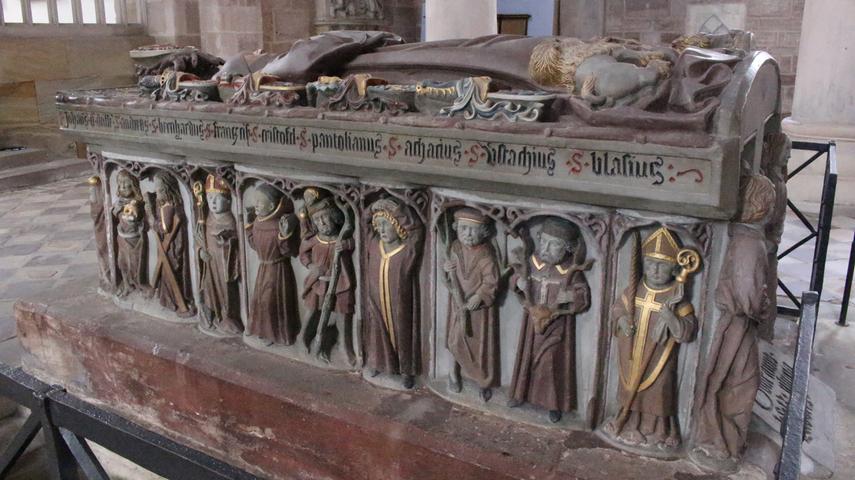 Heiligenfiguren und ein Rosenkranz zieren das Hochgrab der Kurfürstin Anna von Sachsen. Die 1512 verstorbene Kurfürstin Anna ist in Witwentracht dargestellt.