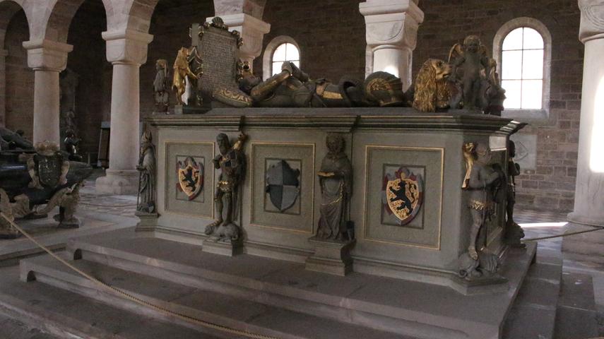 Unter dem Hochgrab des Markgrafen Georg Friedrich (1539-1603) befindet sich die Gruft mit den Gebeinen von 21 Mitgliedern des Hauses Hohenzollern.