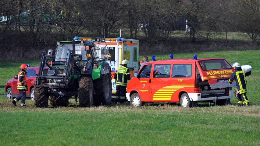 Autokran stürzt Böschung hinab: Mann stirbt nahe Pommersfelden