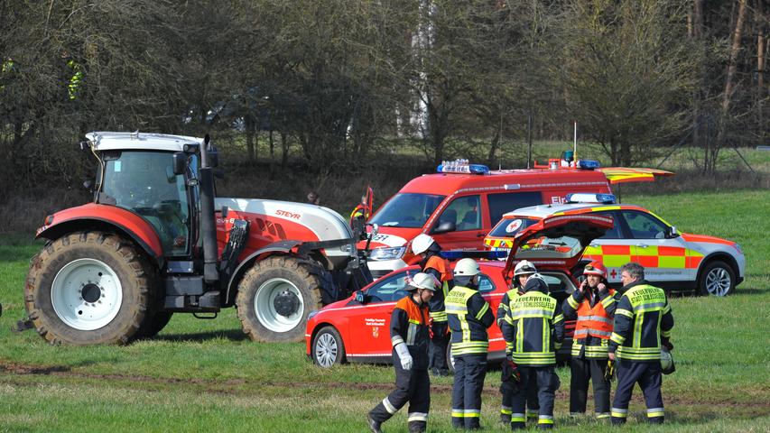 Autokran stürzt Böschung hinab: Mann stirbt nahe Pommersfelden