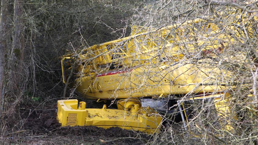 Autokran stürzt Böschung hinab: Mann stirbt nahe Pommersfelden