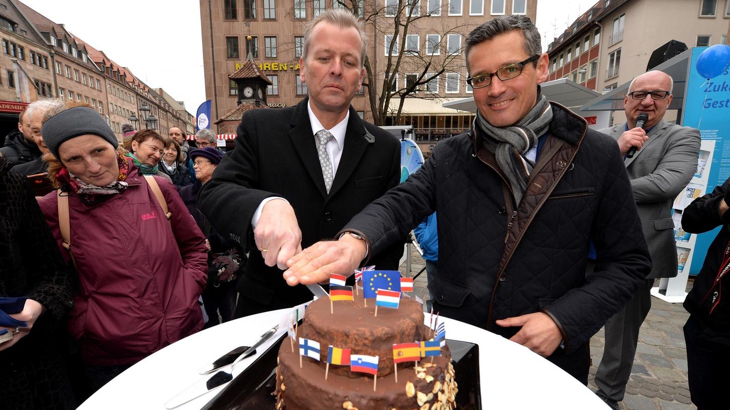 Startschuss für das EU-Programm im Herzen Europas: Nürnbergs OB Ulrich Maly und Wirtschaftsreferent Michael Fraas schneiden eine Torte an.